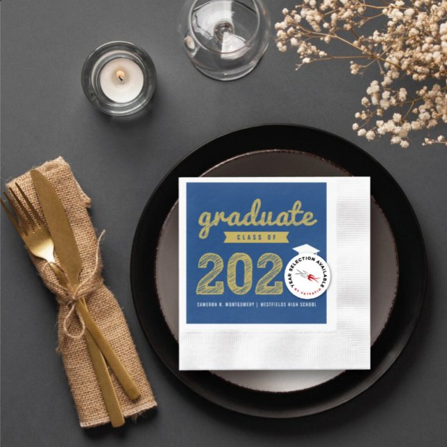 Guardanapo De Papel Texto Dourado em negrito 2025 Texto moderno Festa  (Class of 20YY Bold Gold Sketch & Dark Blue Graduation Party Paper Napkin @ zazzle.com/color_therapy)