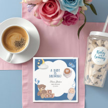 Um Bebê Está Fazendo Chá de fraldas De Café