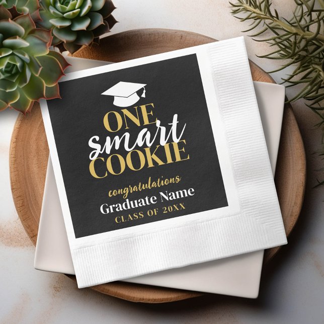 Guardanapo De Papel Um Biscoito Inteligente - Graduação Dourada Preta  (Custom Graduation Party Napkin - Modern Black and Gold Design with Grad's Name)