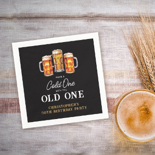 Guardanapo De Papel Um Frio Com A Cerveja Do Velho Aniversário De 50 A