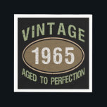 Guardanapo De Papel Vintage 1965 60th Birthday<br><div class="desc">Celebre o ano em que você estava nascer com esta ideia engraçada de presente de aniversário para homens e mulheres que estavam mudando uma era de marco. Diz "Vintage,  envelhecido até à perfeição."</div>