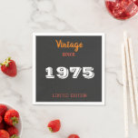 Guardanapo De Papel Vintage 1975 Limited Edition 50th Birthday Napkins<br><div class="desc">Vintage 1975 Limited Edition 50th Birthday Napkins - Retro Party Decor Celebra um marco único na vida com estes Vintage 1975 Limited Edition 50th Birthday Napkins. Apresentando um design ousado retrô, esses guardanapos na moda são a adição perfeita para a celebração do jubileu do seu ouro. Seja para um homem...</div>
