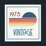 Guardanapo De Papel Vintage 1975 Retro Stripe Sun 50th Birthday<br><div class="desc">.: Diversão As cores primárias aparecem neste design de pôr do sol com faixa retrorativa e a palavra Vintage, que podem ser alteradas. Você pode personalizar o texto e a fonte! .: Os itens de coordenação estão disponíveis Comemore um marco no estilo com nossos guardanapos de papel de 50 anos...</div>
