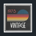 Guardanapo De Papel Vintage 1975 Retro Stripe Sun 50th Birthday<br><div class="desc">.: Diversão As cores primárias aparecem neste design de pôr do sol com faixa retrorativa e a palavra Vintage, que podem ser alteradas. Você pode personalizar o texto e a fonte! .: Os itens de coordenação estão disponíveis Comemore um marco no estilo com nossos guardanapos de papel de 50 anos...</div>