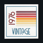 Guardanapo De Papel Vintage 1976 Retro Stripe Sun 50th Birthday<br><div class="desc">.: Diversão As cores primárias aparecem neste design de pôr do sol com faixa retrorativa e a palavra Vintage, que podem ser alteradas. Você pode personalizar o texto e a fonte! .: Os itens de coordenação estão disponíveis Comemore um marco em estilo com nossos guardanapos de papel de 50 anos...</div>