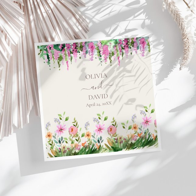 Guardanapos de casamento Boho Wildflowers e Acacia (Boho Wildflowers and Acacia Wedding Napkins on a sunny white table.)