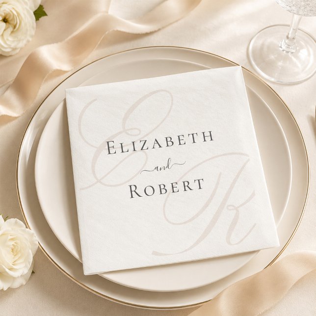 Guardanapos de Casamento com Monograma Minimalista (Minimalist Monogram Wedding Napkins on a wedding table with white flowers)