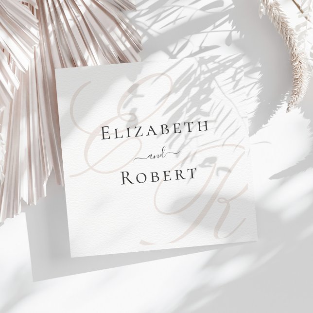 Guardanapos de Casamento com Monograma Minimalista (Elegant Minimalist Beige Monogram Wedding Napkins on a sunny table with neutral dry botanicals)