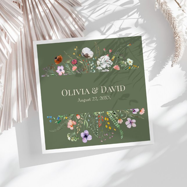 Guardanapos de casamento com prado de flores silve (Sage Green Wildflower Meadow Wedding Napkins on a sunny white table.)