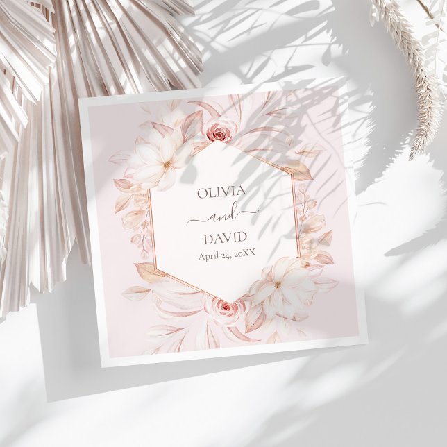 Guardanapos de casamento com rosas cor-de-rosa pál (Boho Pale Pink Roses Wedding Napkins on a sunny white table.)
