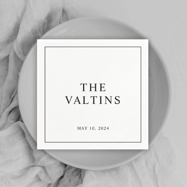 Guardanapos de casamento com tipografia simples (Simple classic black and white couples newlywed wedding reception cocktail napkins.)