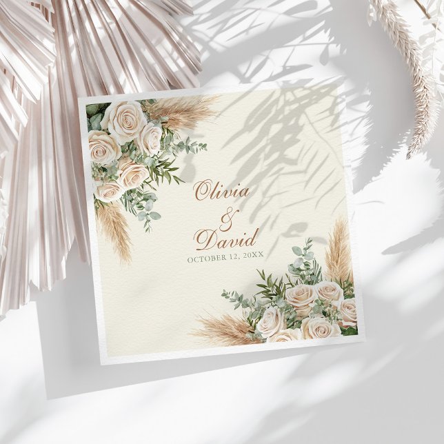Guardanapos de casamento de grama das Pampas Bege  (Elegant Beige Pampas Grass Wedding Napkins on a sunny table with dry neutral botanicals)