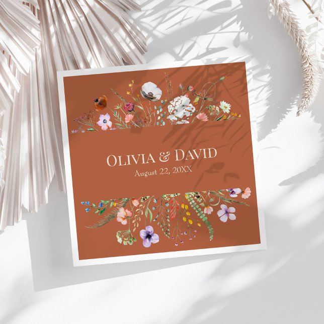 Guardanapos de casamento de prado de flores silves (Terracotta Wildflower Meadow Wedding Napkins on a sunny white table.)