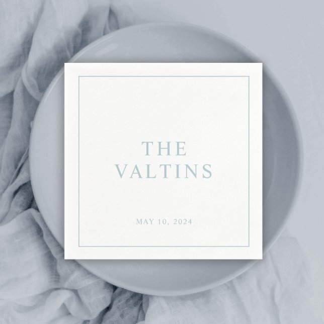 Guardanapos de casamento em azul poeirento com tip (Simple classic dusty blue couples newlywed wedding reception cocktail napkins.)