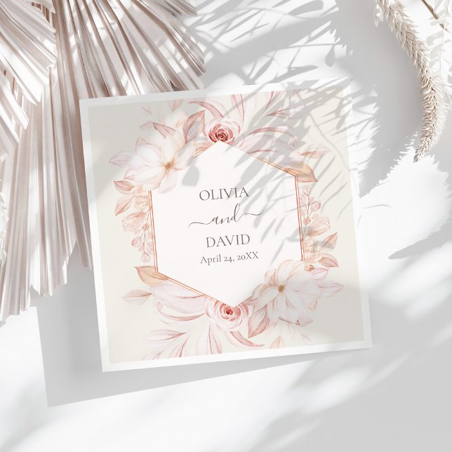 Guardanapos de casamento florais Bege Blush (Boho Beige and Pink Roses Wedding Napkins on a sunny white table.)
