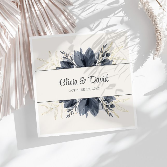 Guardanapos de casamento Flores Cinza Suave (Gentle Gray Flowers Wedding Napkins on a sunny white table.)