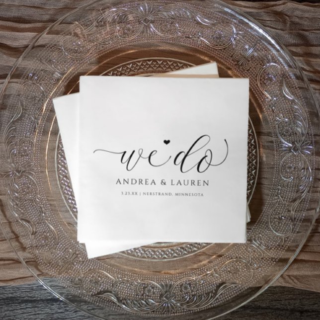 Guardanapos de Cocktail de Casamento Simples Elega (Wedding napkins: Elegant black and white calligraphy script with heart.)