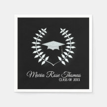 Guardanapos de papel com folhas e boina de graduaç