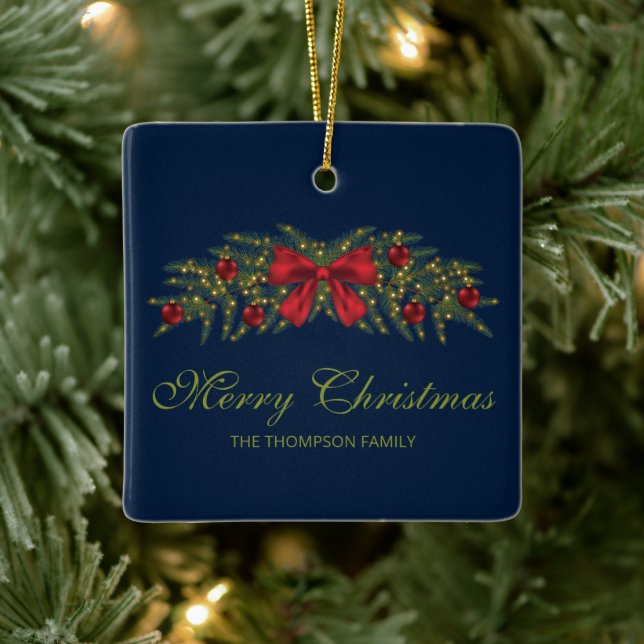 Guirlanda de Natal Com um Laço Vermelho e Enfeites (Árvore)