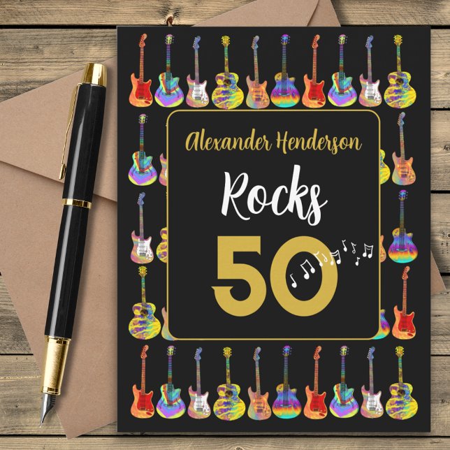 Guitarra Aniversário 50 Rocks 50 Personalizado (Rock and roll guitar black and gold personalized 50th birthday greetings card)