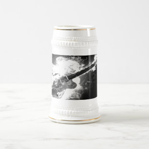 Guitarra na caneca de cerveja do fogo