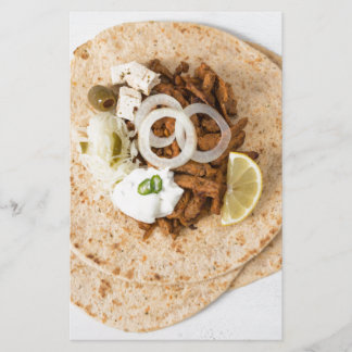 Gyros pita com tzatziki coleslaw azeitonas e feta