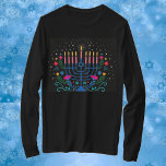 Hannukah Menorah T-Shirt<br><div class="desc">Celebre oito dias e oito noites do Festival das Luzes com cartões e presentes de Chanucá. O festival de luzes está aqui. Acenda a menorah,  brinque com o sonho e o banquete em latas e suganínos. Celebre o espírito de Chanucá com amigos,  familiares e entes queridos desejando-lhes Feliz Chanucá.</div>