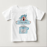 Hanukkah Baby Fine Jersey T-Shirt "Dreidel in Box"<br><div class="desc">Hanukkah Baby Fine Jersey T-Shirt, Blue/Silver "Dreidel in the Box". Personalize apagando, "8 noites loucas... com Robby" e escolhendo o estilo de fonte, cor, tamanho e texto favoritos. (Este design pode ser impresso em diferentes tamanhos, cores e estilos de roupa. Os preços podem variar, de acordo com a sua seleção.)...</div>