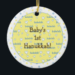 Hanukkah "Bubeleh" Ornamento do Círculo Azul/Amare<br><div class="desc">Hanukkah "Bubeleh" Ornamento do Círculo Azul/Amarelo. (2 de lado) Personalize eliminando "Hanukkah, 1rua do bebê" na frente e atrás do ornamento. Em seguida, usando a cor, o tamanho e o estilo da sua fonte favorita, digite as suas próprias palavras. Obrigados para parar e comprar. Muito apreciado! Feliz Chanukah/Hanukkah! Dê vida...</div>