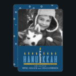 Hanukkah | Cartão com fotos Feliz Hanukkah Menorah<br><div class="desc">Mande saudações a Chanucá para a família e amigos com este design moderno personalizável. O trabalho de arte apresenta as palavras "Feliz Chanucá" desenhadas para se assemelhar a uma menorah com velas brilhando intensamente - cada letra representa uma das velas e a palavra "Feliz" se torna a vela central. Personalize-o...</div>