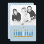 Hanukkah | Cartão com fotos Menorah Happy Hanukkah<br><div class="desc">Mande saudações a Chanucá para a família e amigos com este design moderno personalizável. O trabalho de arte apresenta as palavras "Feliz Chanucá" desenhadas para se assemelhar a uma menorah com velas brilhando intensamente - cada letra representa uma das velas e a palavra "Feliz" se torna a vela central. Personalize-o...</div>