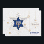 Hanukkah Saudações Cartão de Férias<br><div class="desc">Um elegante cartão de saudação Chanucá com uma Estrela de David e Menorah. (Imagem de pikisuperstar de Freepik.com). O cartão é fácil de personalizar com seu texto, fonte e cor da fonte. Não exatamente o que você está procurando? Todos os nossos produtos podem ser personalizados para atender às suas necessidades...</div>