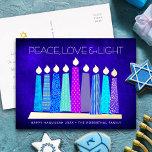 Hanukkah vela paz amor azul claro Dourado<br><div class="desc">"Paz, amor e luz." Uma ilustração lúdica, moderna e artística das velas de padrão de feto em uma menorah ajuda você a lançar no feriado de Chanucá. Velas azuis cortadas com padrões coloridos de folha de alumínio sobrepõem um rico fundo azul marinho com textura azul. No verso, digite sua cópia...</div>