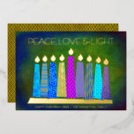 Hanukkah vela paz amor verde claro Dourado<br><div class="desc">"Paz, amor e luz." Uma ilustração lúdica, moderna e artística das velas de padrão de feto em uma menorah ajuda você a lançar no feriado de Chanucá. Velas azuis cortadas com padrões coloridos de folha de ouro real, chamas reais de folha de ouro e menorah, cobrem um rico fundo verde-forte....</div>