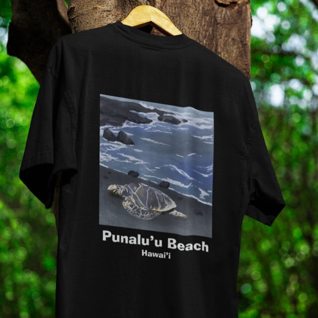 Hawaii Sea Turtle on Black Sand Beach T-Shirt (Criador carregado)