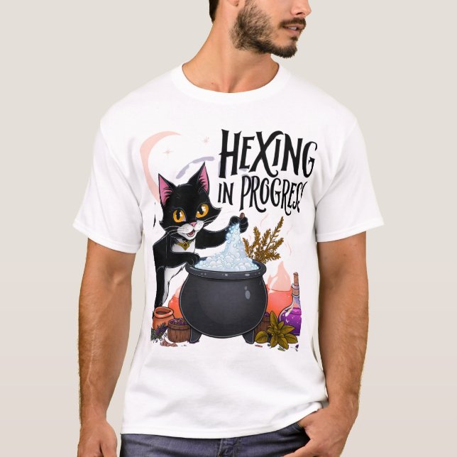 Hexing in Progress Cat T-Shirt - Gato Preto Testem (Frente)