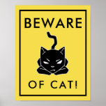 Hillarious Beware do Cat Sign Poster<br><div class="desc">Sinal engraçado para os donos de gatos! Este sinal amarelo alarmante apresenta um gato com aspecto rabugento com o texto "Cuidado com o gato!"</div>