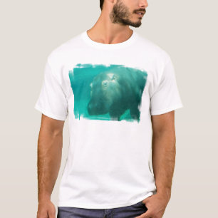 Hipopótamo sob o t-shirt dos homens da água