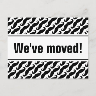 Hipster movendo cartões postais com impressão de b