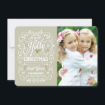 Holly Jolly Greige e Cartões de foto de Natal Bran<br><div class="desc">Cartões de natal de Natal, de arte quadrada festiva e folclórica, com modelo de fotografia em cartões planos populares. Tipografia do estilo "chalkboard" em fundo cinzento e cinzento, com mistura retrógrada de estilos com letra de mão, decorados com ramos de inverno e bagas sagradas. Adicione sua foto favorita da família...</div>