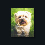 Home é onde o cão é a arte personalizada de Canvas<br><div class="desc">Letras encantadoras do estilo caligrafia dizia: "O lar é onde o cão está" sobre a foto do seu próprio cão. Personalize esta arte de canvas de layout vertical com o nome da sua família ou do seu animal de estimação e o ano em que eles se juntaram à sua tripulação....</div>