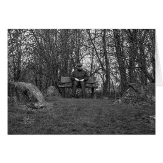 Homem com o boné liso no cartão do banco