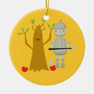 Homem da lata ao lado dos enfeites de natal de