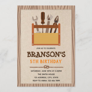 Homem de mão russo faz convite de festas