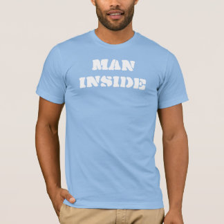 Homem dentro da camiseta