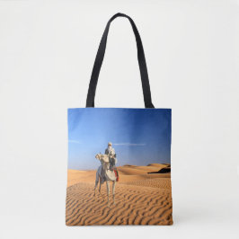 Homem do deserto numa bolsa de camelo