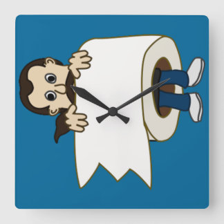 homem rolou no relógio de papel higiênico