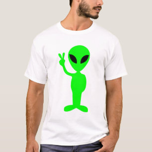 Homem verde pequeno no t-shirt preto