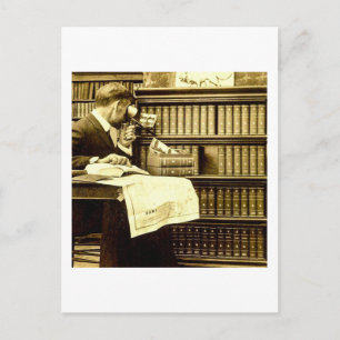 Homem Visualizando Cartões Estereofásicos Vintag