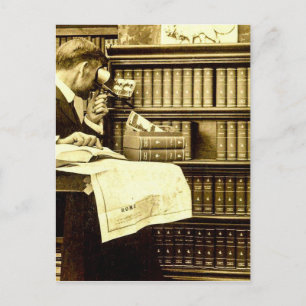 Homem Visualizando Cartões Estereofásicos Vintage